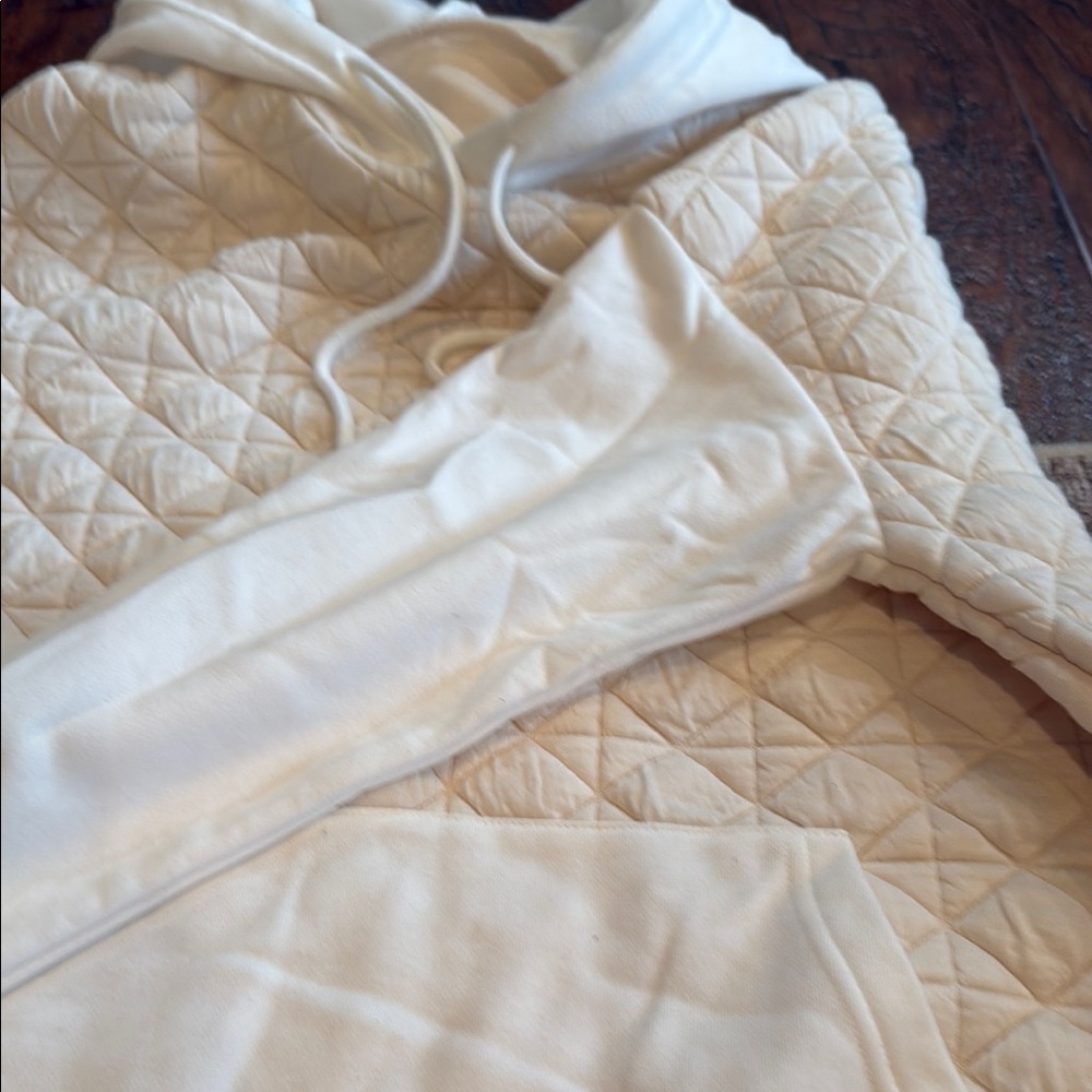 Quilted White Hoodie - Picture 4 of 6